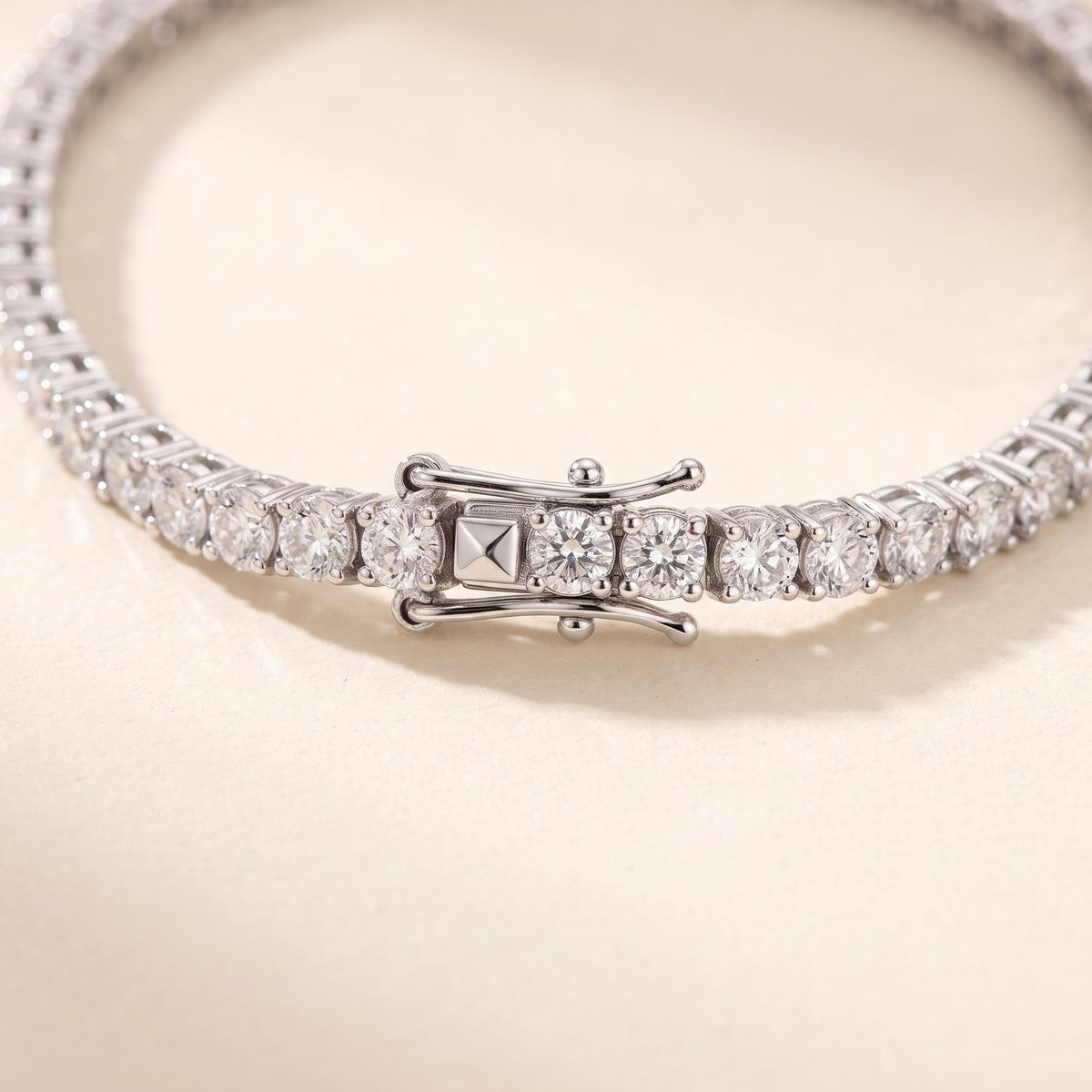Top of the box clasp of the Starfall tennis bracelet, set with stones between two side safety catches